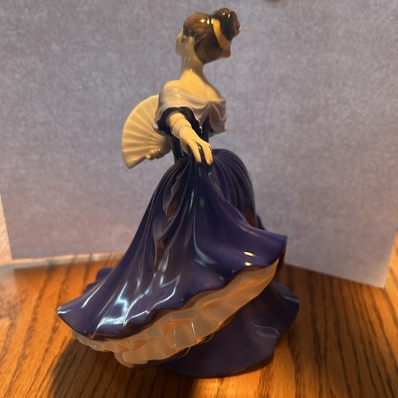 Royal Doulton Elaine Figurine - Picture 3 of 8